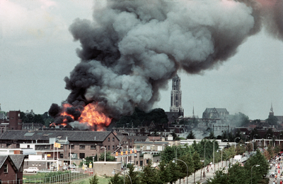 881446 Afbeelding van de brand bij de ijzerwarenfabriek J.A.M. Brugman en Zonen aan de Helling te Utrecht, gezien ...